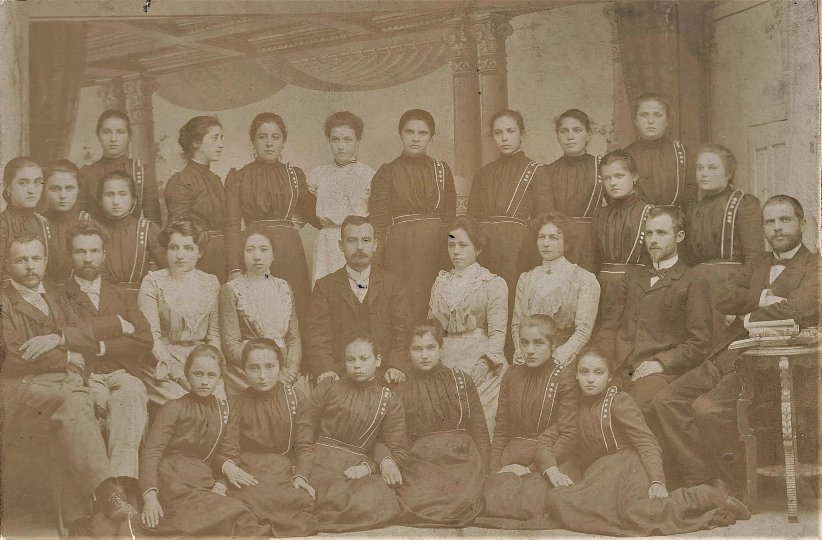 Ученички от випуск 1902 г. с преподаватели
